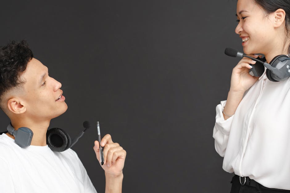 Tým odborníků spolupracuje v moderní kanceláři